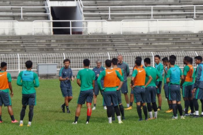 Suasana latihan timnas U-22 Indonesia sesi sore di Stadion Merdeka, Kuala Lumpur, Senin (28/8/2017). 