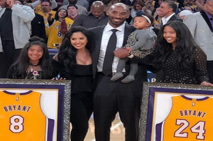 Kobe Bryant didampingi keluarganya saat upacara pemensiunan dua nomor punggung LA Lakers.