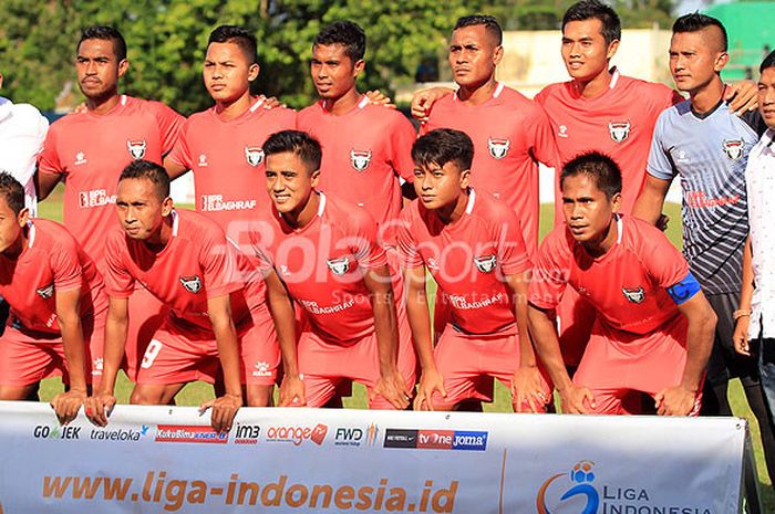 Skuat dan pelatih Madura FC berpose menjelang dimulainya laga melawan PSIM Yogyakarta pada pertandingan Liga 2 2018 di Stadion A Yani Sumenep, Jawa Timur, Kamis (26/04/2018) sore.