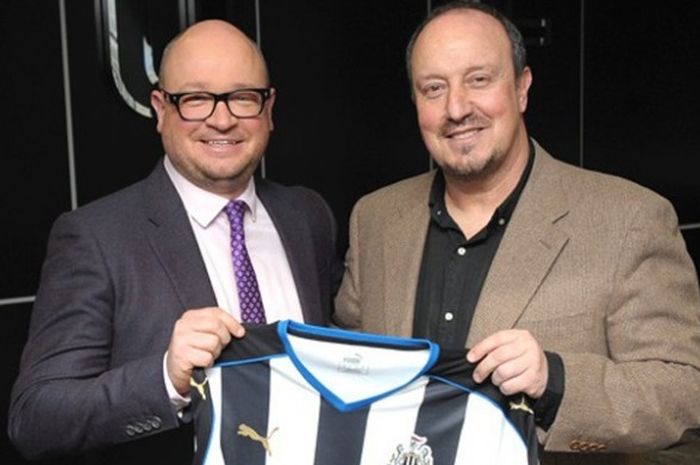 Rafael Benitez (kanan), berpose dengan kostum Newcastle United setelah dia secara resmi dinyatakan sebagai manajer baru klub yang bermarkas di St James' Park ini, Jumat (11/3/2016).