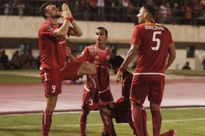 Penyerang Persija Jakarta, Marko Simic merayakan gol ke gawang PSMS Medan pada leg pertama semifinal Piala Presiden di Stadion Manahan, Kota Solo, Sabtu (10/2/2018).