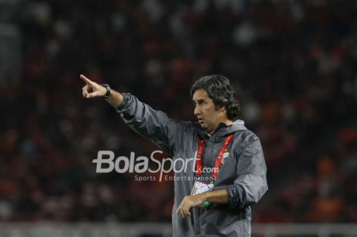 Pelatih Persija, Stefano Teco Cugurra, memberikan instruksi pada kemenangan 1-0 kontra Song Lam Nghe An di laga Grup H Piala AFC di Stadion Utama GBK, Rabu (14/3/2018).