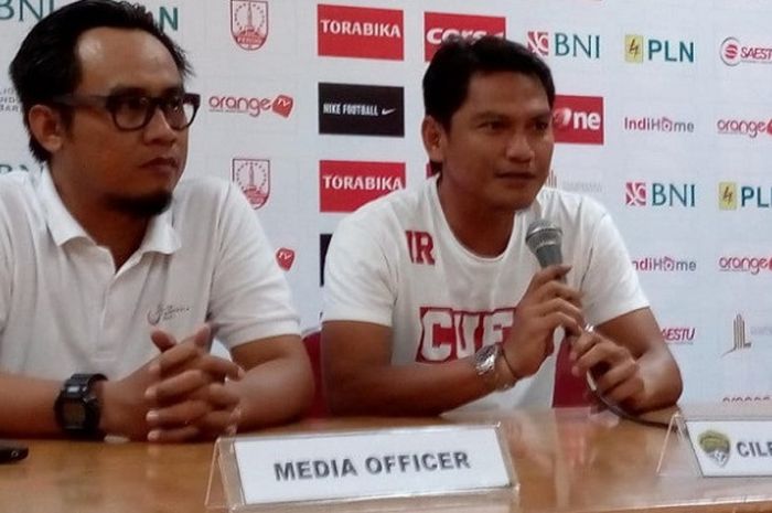 Pelatih Cilegon United. Imam Riyandi memberikan keterangan saat sesi jumpa pers sebelum laga melawan Persis Solo pada Selasa (3/7/2018).