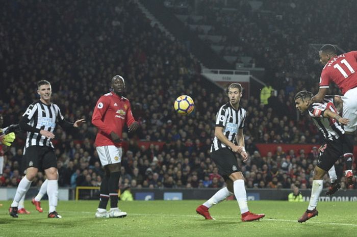 Penyerang Manchester United, Anthony Martial (kanan), saat melepaskan tandukan yang berhasil berbuah gol ke gawang Newcastle United dalam laga Liga Inggris 2017-2018 di Stadion Old Trafford, Manchester, Inggris, pada Sabtu (18/11/2017).