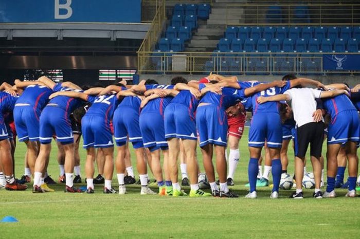  Para pemain timnas Taiwan sebelum memulai laga kontra timnas Malaysia pada FIFA matchday di Stadion