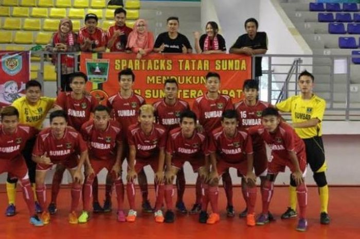 Tim futsal Sumbar dengan dukungan Spartacks Tatar Sunda sebelum berjuang kontra DKI Jakarta di GOR ITB, Jatinangor, Sumedang, Jumat (16/9/2016). 