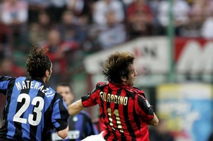 Bek Inter Milan, Marco Materazzi beradu udara dengan striker AC Milan, Alberto Gilardino di laga Derby della Madonnina pada 14 April 2006.