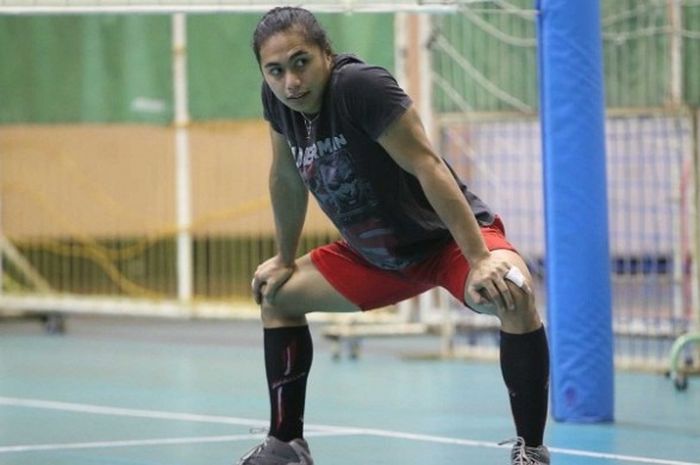 Pemain voli putri nasional, Aprilia Manganang, sedang menjalani sesi latihan di Padepokan Voli, Sent
