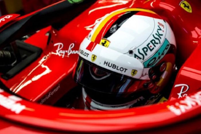  Sebastian Vettel (Ferrari) saat bersiap dalam cockpit-nya jelang sesi latihan bebas kedua F1 GP Jerman 2018, Jumat (20/7/2018). 