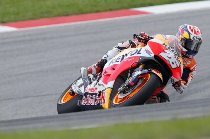 Pebalap Repsol Honda asal Spanyol, Dani Pedrosa, memacu motornya pada hari kedua tes pramusim di Sirkuit Sepang, Malaysia, Selasa (2/2/2016).