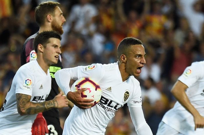 Penyerang Valencia, Rodrigo Moreno (tengah), merayakan gol yang dicetak ke gawang Atletico Madrid dalam laga Liga Spanyol di Stadion Mestalla, Valencia pada 20 Agustus 2018.