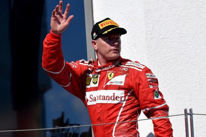 Pebalap Ferrari asal Finlandia, Kimi Raikkonen melambaikan tangan ke arah penonton setelah finis di urutan kedua pada GP Hungaria di Hungaroring, Minggu (30/7/2017).