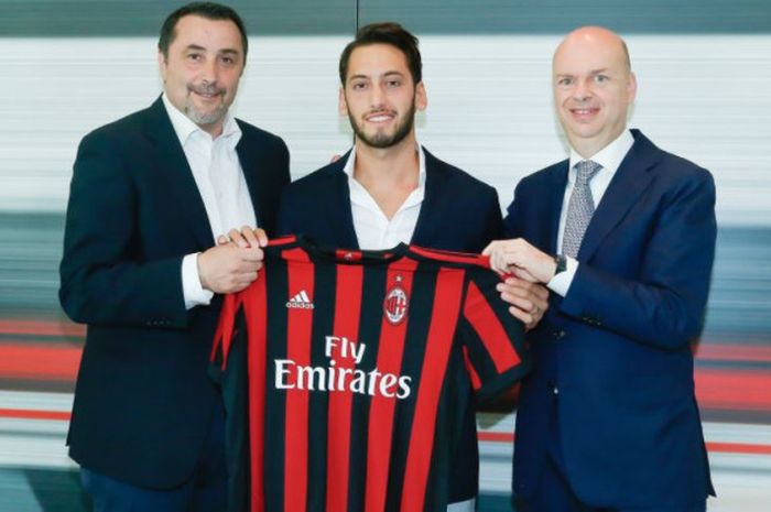 Hakan Calhanoglu saat diperkenalkan sebagai pemain baru AC Milan di Cassa Milan (4/7/2017)