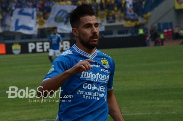 Selebrasi Jonathan Bauman seusai mencetak gol pertama Persib saat menjamu Sriwijaya FC pada pekan ke-19 Liga 1 2018 di Stadion Gelora Bandung Lautan Api, Kota Bandung, 4 Agustus 2018.