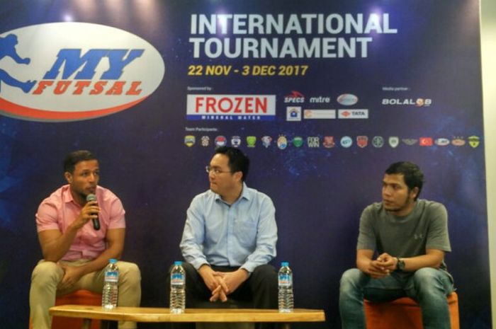Syahroni (kanan), selaku perwakilan My Futsal, Laurentius Zaoputra (tengah), selaku perwakilan pihak sponsor (Frozen), dan pelatih sekaligus pemain Leonis FC Malaysia, Yaser Saleh (kiri) dalam sesi konferensi pers di Wisma 77, Slipi, Jakarta Barat, Selasa (21/11/2017).