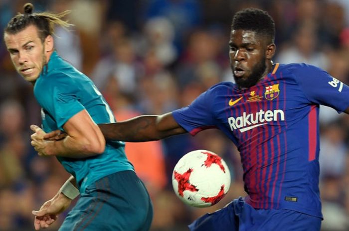   Winger Real Madrid, Gareth Bale (kiri), mendapat pengawalan dari bek FC Barcelona, Samuel Umtiti, dalam laga Piala Super Eropa di Stadion Camp Nou, Barcelona, pada 13 Agustus 2017.  