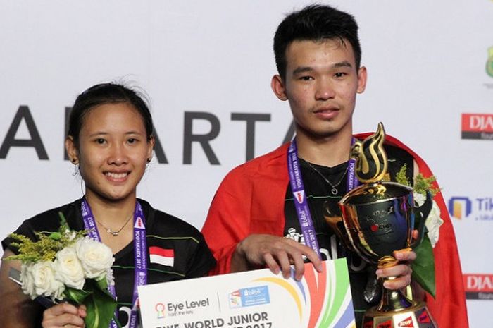 Pasangan ganda putra Indonesia, Rinov Rivaldy/Pitha Haningtyas Mentari berpose dengan trofi eye level setelah mengalahkan rekan senegara, Rehan Naufal Kusharjanto/Siti Fadia Silva Ramadhanti dengan skor 21-23, 21-15, 21-18 pada laga puncak di GOR Among Rogo, Yogyakarta, Minggu (22/10/2017).