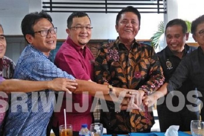 Anggota tim prestasi bersama gubernur Sumsel (nomor tiga tengah dari kanan) Herman Deru.