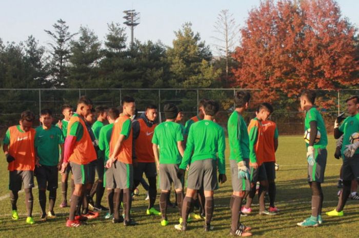 Timnas U-19 Indonesia melakukan latihan perdana di Korea Selatan, Minggu (29/10/2017). Latihan ini digelar untuk menghadapi kualifikasi Piala Asia U-19 2018 di Korsel.