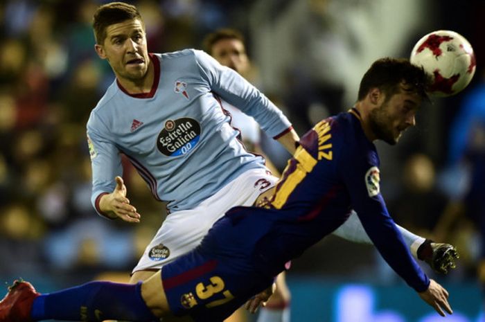 Aksi penyerang FC Barcelona, Jose Arnaiz (kanan), melakukan sundulan dalam laga leg 1 babak 16 besar Copa del Rey menghadapi Celta Vigo di Stadion Balaidos, Vigo, Spanyol, pada Kamis (4/1/2018).