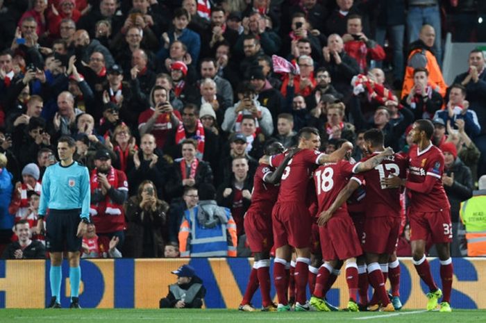 Para pemain Liverpool FC merayakan gol yang dicetak Mohamed Salah dalam laga Grup E Liga Champions kontra Sevilla di Stadion Anfield, Liverpool, Inggris, pada 13 September 2017.