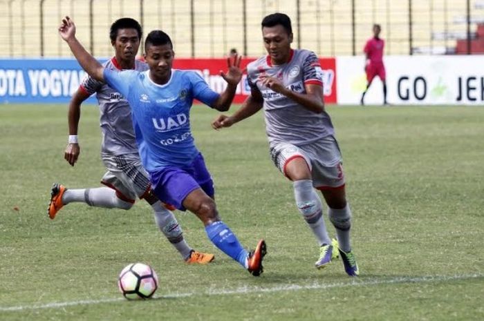 Penyerang PSIM Yogyakarta, Engkus Kuswaha (tengah) dikawal dua pemain Martapura FC pada laga Liga 2 di Stadion Sultan Agung, Bantul, 23 April 2017. 