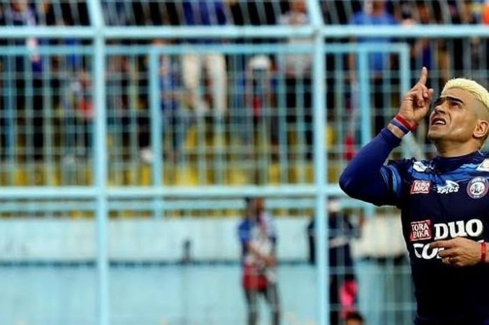 Selebrasi striker Arema FC, Cristian Gonzales seusai mencetak gol ke gawang PS TNI pada laga pamungkas Grup B Piala Presiden 2017 di Stadion Kanjuruhan, Kabupaten Malang, Kamis (16/2/2017). 