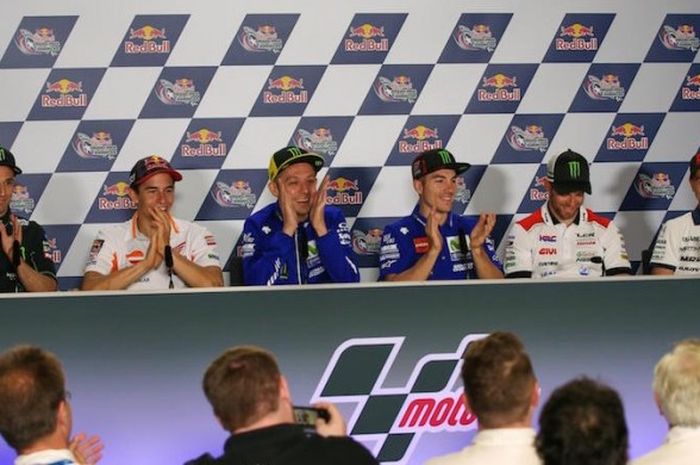 Para pebalap MotoGP (kiri-kanan), Johann Zarco (Yamaha Tech3), Marc Marquez (Repsol Honda Team), Valentino Rossi (Movistar Yamaha MotoGP), Maverick Vinales (Movistar Yamaha MotoGP), Cal Crutchlow (LCR Honda), dan Alvaro Bautista (Aspar Team) bereaksi saat konferensi pers jelang GP Americas di Circuit of The Americas (COTA), Austin, Kamis (20/4/2017).