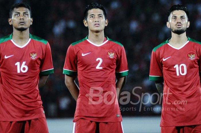  Trio timnas U-23 Indonesia, Zulfiandi (kiri), I Putu Gede Juni Antara (tengah), dan Stefano Lilipaly pada laga uji coba kontra Bali United di Stadion Kapten I Wayan Dipta, Gianyar, Selasa (31/7/2018).    