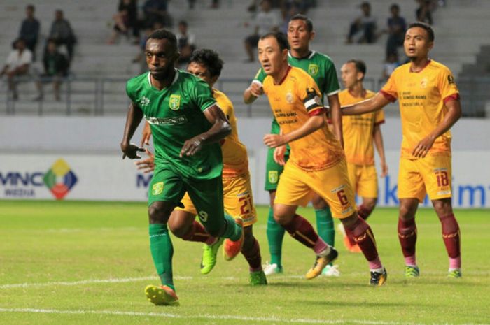 Penyerang Persebaya, Ricky Kayame (kiri) mencoba lepas dari kawalan sejumlah pemain Sriwijaya FC pada laga pamungkas Grup B Piala Gubernur Kaltim 2018 di Stadion Batakan, Balikpapan, Rabu (28/2/2018) malam.