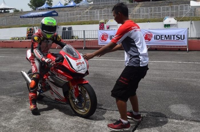 Pebalap Repsol Honda Racing Team, Gerry Salim, kembali ke paddock setelah menyelesaikan sesi latihan kedua Asia Production 250cc pada seri perdana Asia Road Racing Championship (ARRC) 2017 di Sirkuit Johor, Malaysia, Jumat (31/3/2017).