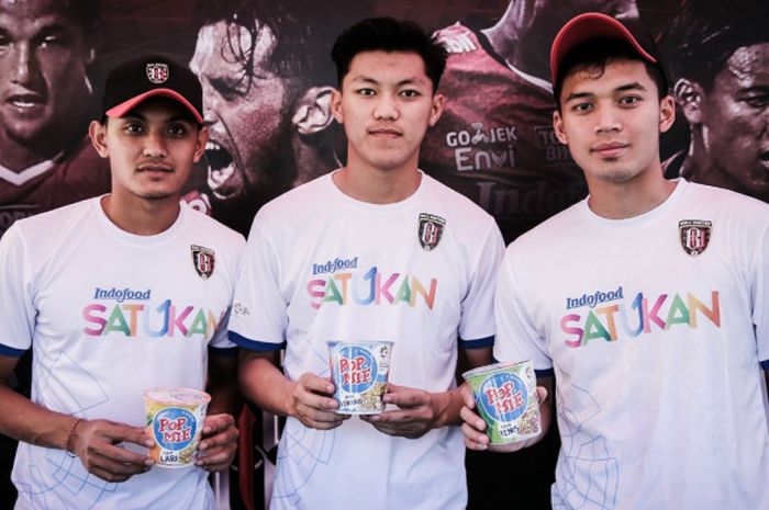 Para pemain Bali United memperkenalkan Pop Mie edisi khusus Asian Games 2018.