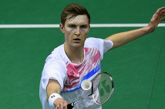 Pebulu tangkis tunggal putra Denmark, Viktor Axelsen, mengembalikan kok ke arah Daren Liew (Malaysia) pada semifinal Malaysia Masters yang berlangsung di Axiata Arena, Kuala Lumur, Sabtu (20/1/2018).