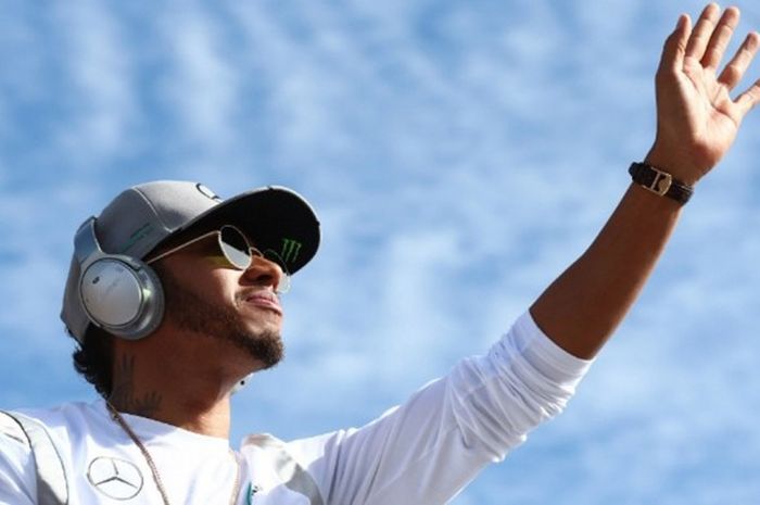 Pebalap Formula 1 (F1) yang membela tim Mercedes AMG Petronas, Lewis Hamilton, melambaikan tangan saat berada di Circuit of the Americas untuk GP Amerika Serikat (AS) akhir pekan lalu.