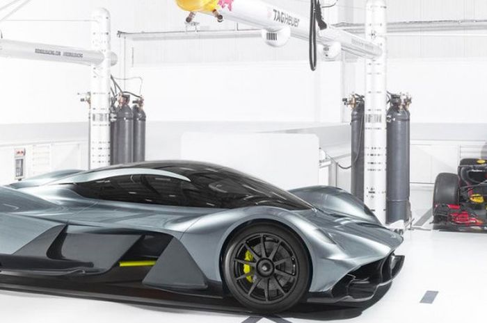 Mobil Aston Martins Valkyrie yang merupakan hasil kerja sama antara produsen mobil asal Inggris tersebut dengan tim Formula 1, Red Bull.