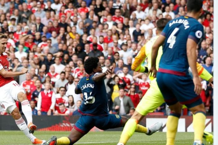 Nacho Monreal (kiri) melepaskan tembakan untuk mencetak gol Arsenal ke gawang West Ham United pada laga Liga Inggris di Stadion Emirates, London, 25 Agustus 2018.