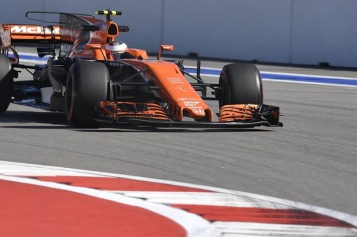 Pebalap McLaren asal Belgia, Stoffel Vandoorne, memacu mobilnya pada sesi latihan kedua GP Rusia di Sochi Autodrom, Sochi, Jumat (28/4/2017).
