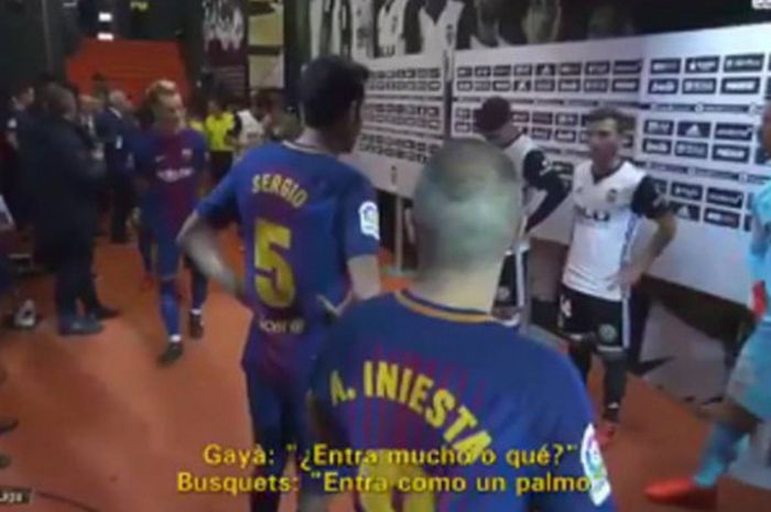 Gelandang Barcelona, Sergio Busquets, saat membicarakan gol Lionel Messi dengan pemain Valencia, Jose Gaya.