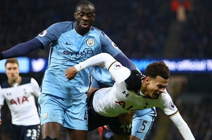 Aksi gelandang Manchester City, Yaya Toure (kiri), berduel dengan pemain Tottenham Hotspur, Dele Alli, dalam pertandingan Premier League 2016-2017 di Stadion Etihad, Manchester, Inggris, pada 21 Januari 2017.