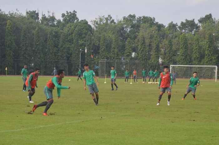 Pemain timnas U-19 Indonesia saat berlatih di Stadion Universitas Negeri Yogyakarta (UNY), Selasa (26/6/2018) pagi WIB.