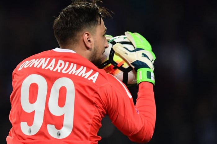 Kiper AC Milan, Gianluigi Donnarumma, mengamankan bola pada laga Liga Italia kontra Torino di Stadion Olimpico, Turin, 18 April 2018.