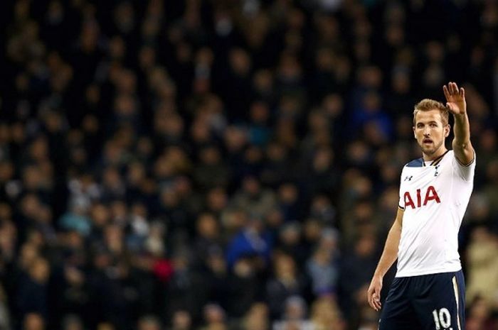 Striker Tottenham Hotspur, Harry Kane, saat tampil melawan West Ham United dalam laga lanjutan Liga Inggris 2016-2017 di Stadion White Hart Lane, London, (19/11/2016).
