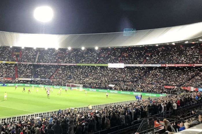 Suporter Feyenoord menyalakan lampu bersama sambil menyanyikan lagu 'You'll Never Walk Alone' pada laga Vs VVV Venlo pada Sabtu (18/11/2017) untuk memberi penghormatan kepada Brad Jones atas meninggalnya putranya, Luca 6 tahun lalu.