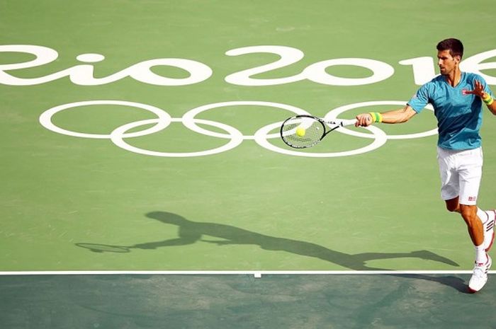 Petenis Serbia, Novak Djokovic, melakukan pukulan forehand saat melakukan latihan di Stadion Olympic Tennis Centre, Rio de Janeiro, Brasil, pada 2 Agustus 2016.