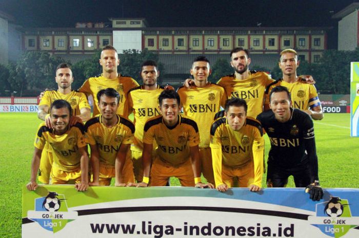 Skuat Bhayangkara FC sebelum menghadapi Mitra Kukar di Stadion PTIK, Jakarta, Kamis (17/5/2018).