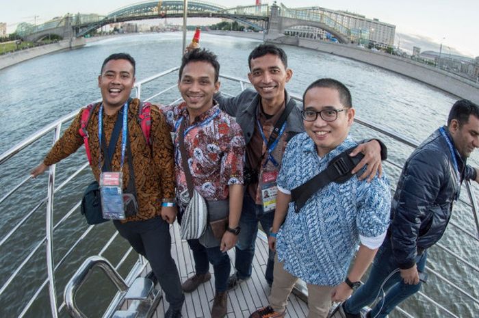 Tim Kompas Gramedia peliput Piala Dunia 2018 saat menaiki river cruise di Sungai Moskwa pada Sabtu (9/6/2018).