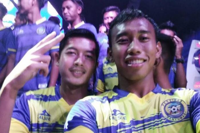 Duo pemain Persatu Tuban, yang sebelumnya membela PSMS Medan, Riki Istanto (kiri) dan Choirul HIdayat. 