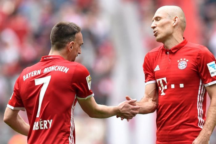 Pemain Bayern Muenchen, Franck Ribery dan Arjen Robben, bersalaman seusai laga Liga Jerman kontra FC Augsburg di Munich pada 1 April 2017.
