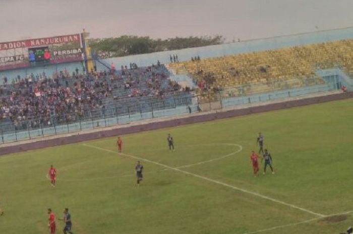 Aremania di Stadion Kanjuruhan, Malang, Jumat (19/8/2017).