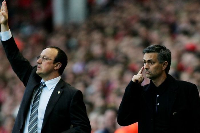 Rafael Benitez (kiri) dan Jose Mourinho berada di area teknik pinggir lapangan saat pertandingan semifinal Liga Champions antara Liverpool dan Chelsea di Stadion Anfield, 1 Mei 2007.